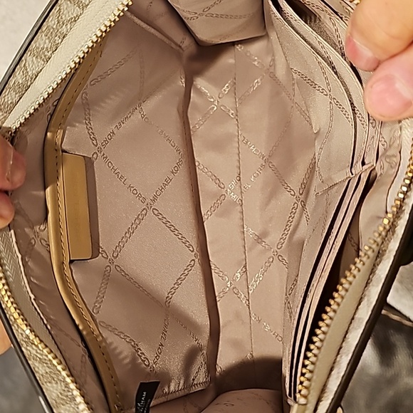 Large Michael Kors wristlet - Picture 3 of 4